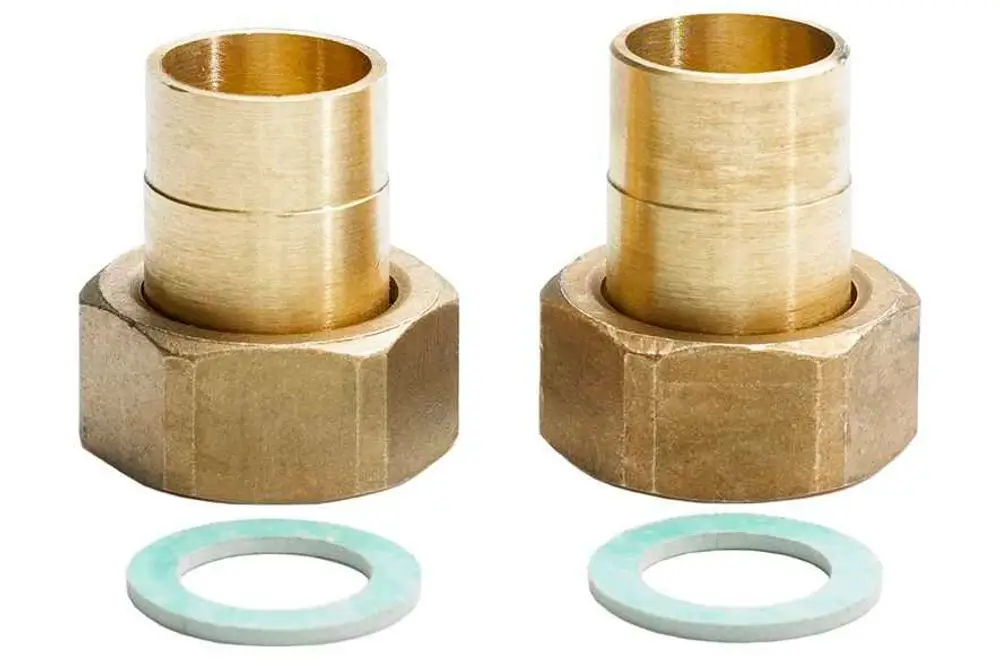 Zwei Lötanschlüsse aus Messing mit einem Abstand für eine Dichtung. Geeignet für technische Anwendungen, unter anderem von der Marke Danfoss.